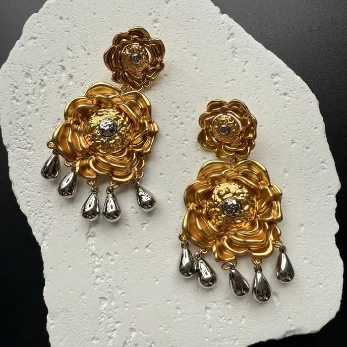 Boucles d'oreilles rétro et exagérées à fleurs et perles argentées