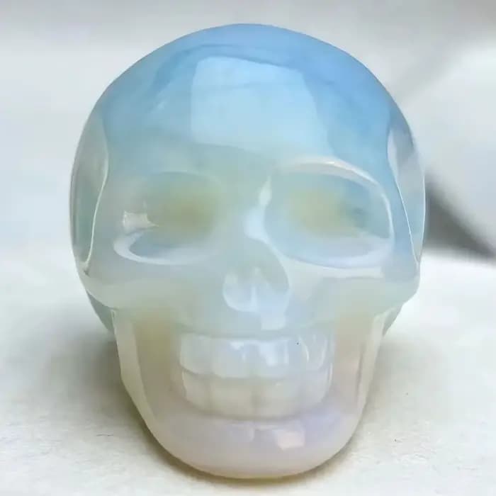 Crâne en cristal - Crâne en opale naturelle, statue de cristal de guérison, décoration minérale pour la maison, cadeau exquis d'Halloween pour la sorcellerie, décoration intérieure