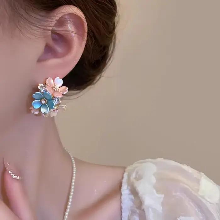 Boucles d'oreilles élégantes en perles et pétales, design floral coloré et simple, sensation de luxe, nouveauté 2025, accessoires de bijoux tendance pour femme