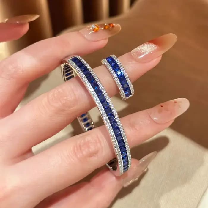 Bracelet jonc artisanal en or 14 carats avec saphir