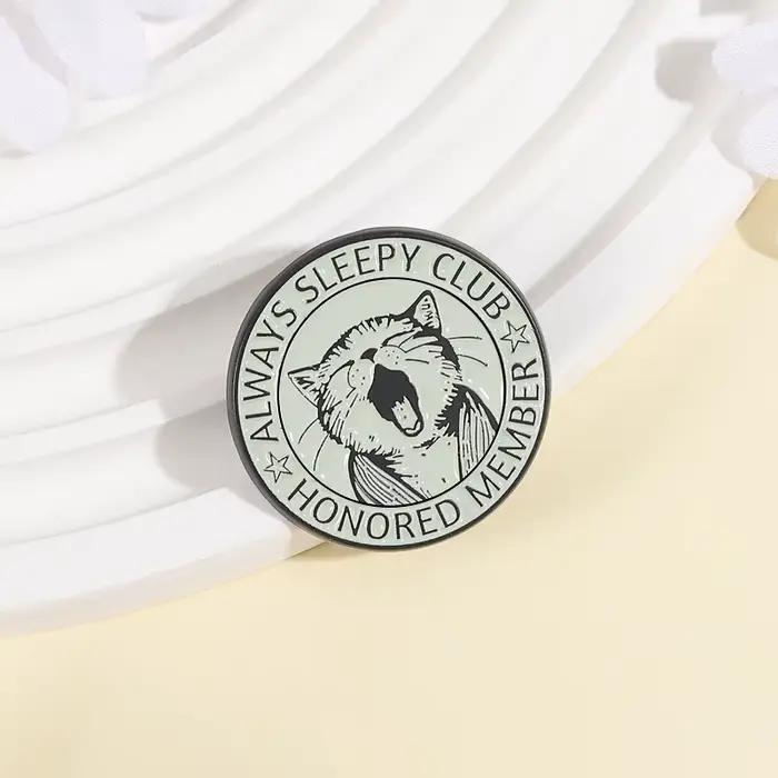 Broches en émail pour Club de couchage toujours, broches de chat mignon de dessin animé, Badges à revers, bijoux animaux impertinents rétro, cadeau pour enfants et amis