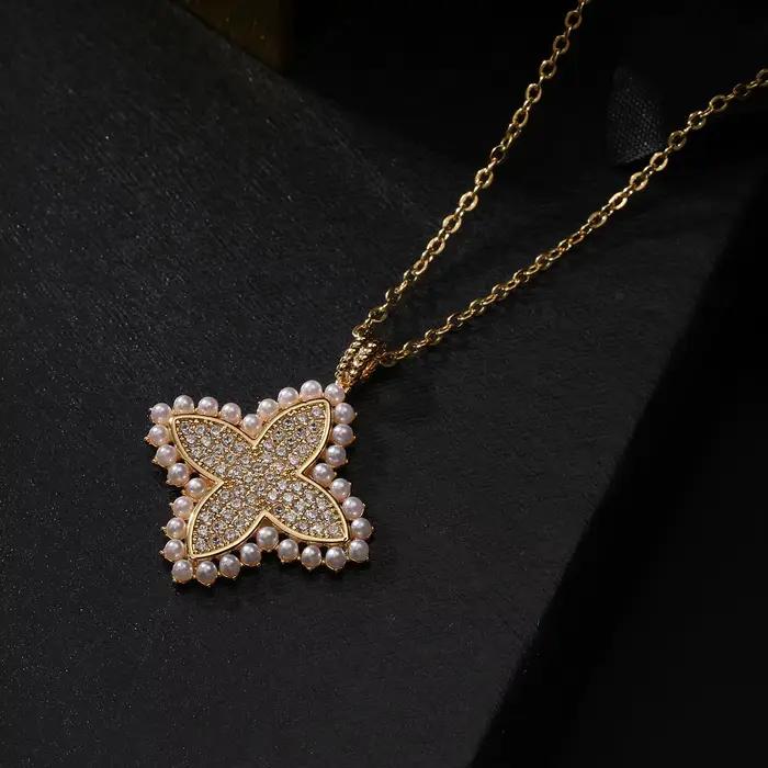 Parure Collier et Boucles d'Oreilles Trèfle Plaqué Or avec Perles et Zirconiums Cubiques pour Femme, Bijoux de Luxe avec Pendentif Floral Micro-Pavé, Idéal Mariage