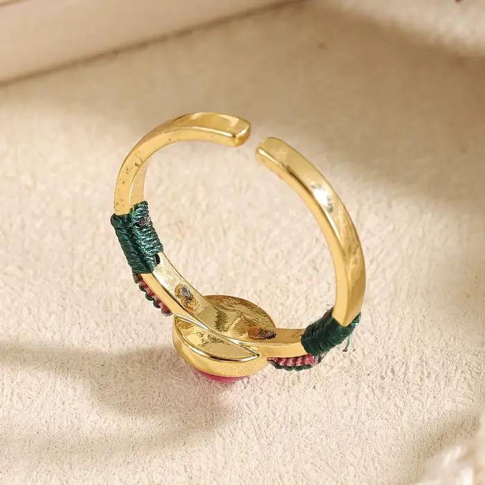 Bague en or plaqué 18 carats avec pierre rose exquise, design en fil tissé à la main, bijoux durables et hypoallergéniques pour femmes