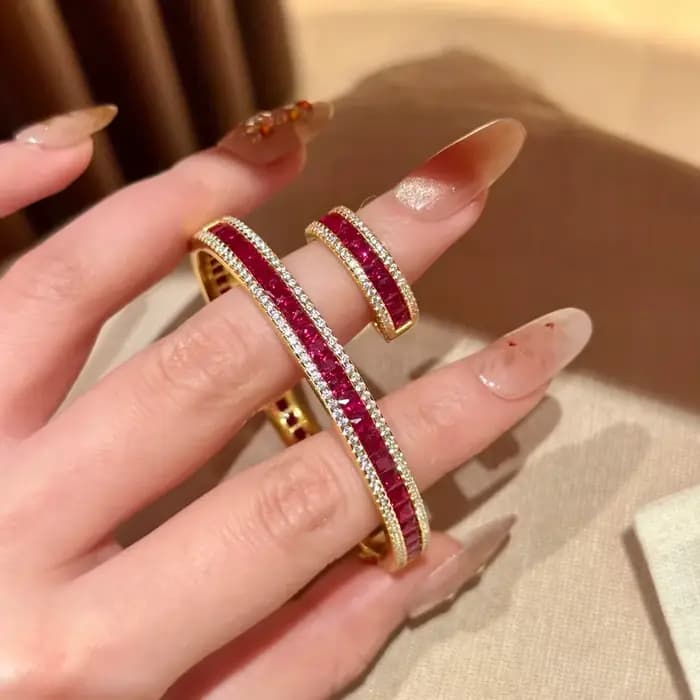 Bracelet jonc artisanal en or 14 carats avec saphir