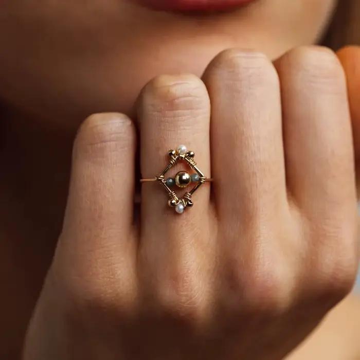 Bague en pierre d'émeraude faite à la main, bague en or 14 carats avec perle, bague délicate à superposer, bijoux personnalisés de luxe, cadeau pour femme