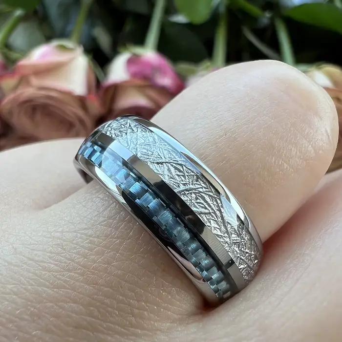 Anneaux en carbure de tungstène 8mm avec incrustation de météorite en fibre de carbone bleu clair pour hommes et femmes, ajustement confortable, tracker de fitness, pour mariage et occasions spéciales