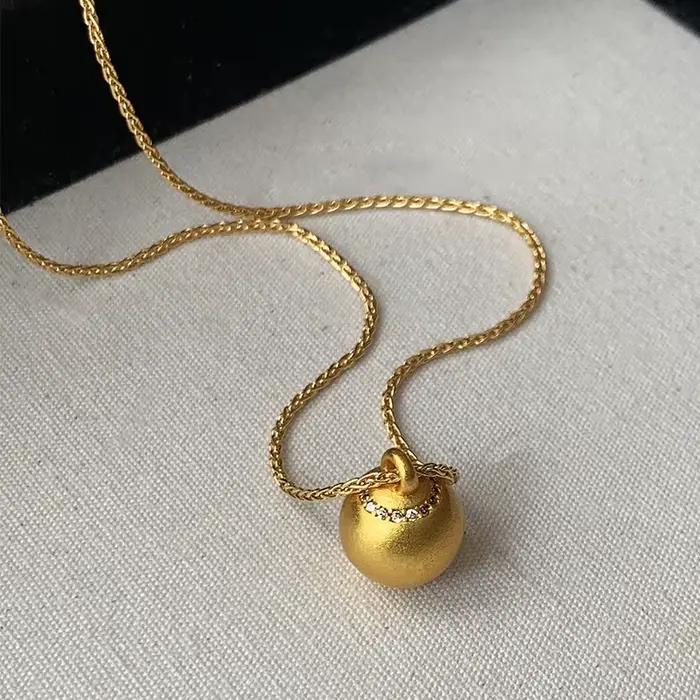 Collier avec Pendentif en Forme de Boule de Sable et Or pour Femme