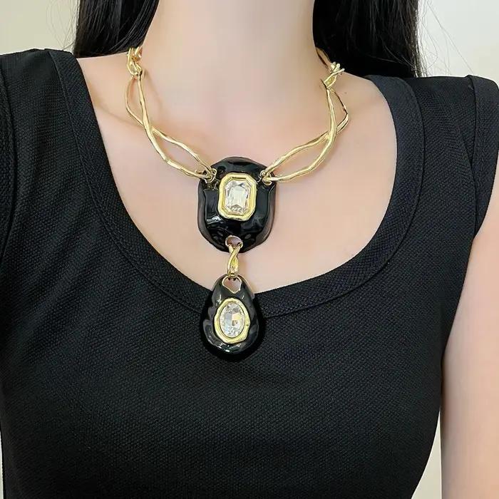 Collier ligne croisée de style rétro avec une touche de luxe discret et chaîne de clavicule pendentif en cristal haut de gamme