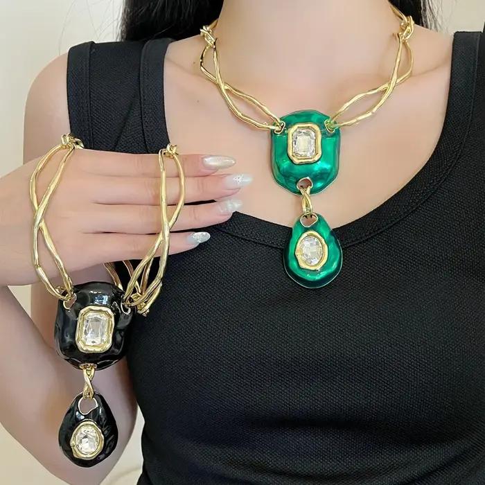 Collier ligne croisée de style rétro avec une touche de luxe discret et chaîne de clavicule pendentif en cristal haut de gamme