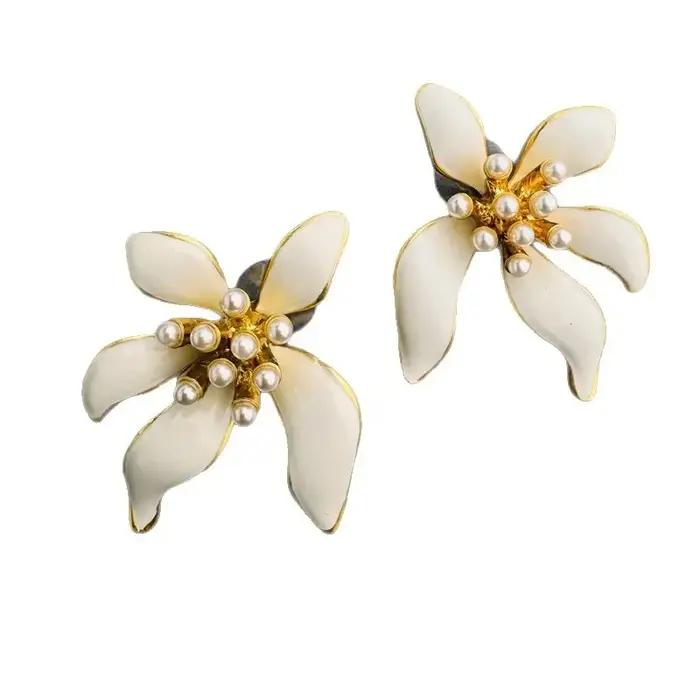 Boucles d'oreilles surdimensionnées en perles avec détails en émail floral pour femmes occasions spéciales et tenues sophistiquées