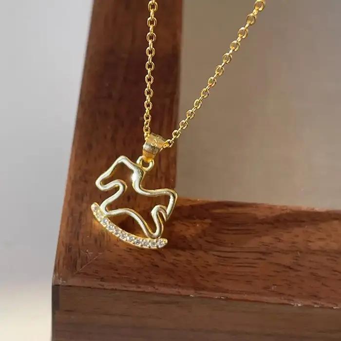 Collier cheval en bois évidé à la mode pour femme avec pièce en zircon