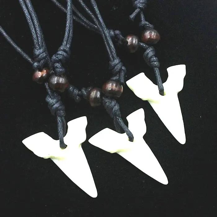 Collier Imitation os de Yak en forme de dent de requin