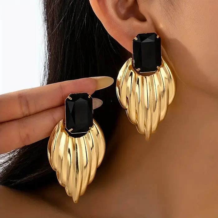 Une paire de boucles d'oreilles pour femmes de style métal arabe