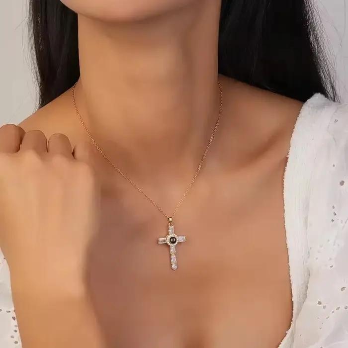 Avec image collier croix personnalisé à l'intérieur de l'image