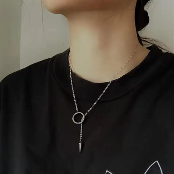 Collier personnalisé haut de gamme en acier couleur argent avec pendentif rivet, ajustable, style chic gothique punk, pour homme/femme, idéal comme cadeau