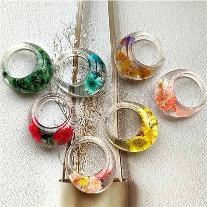 Bague en résine transparente avec de vraies fleurs