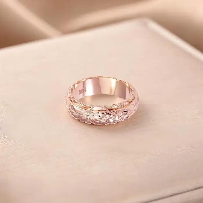 Bague en forme de rose sculptée suspendue de couleur or