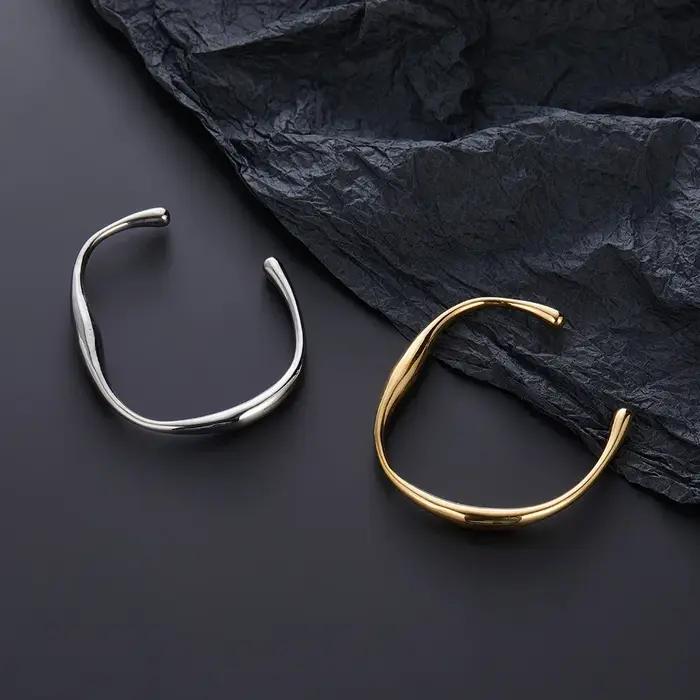 Bracelet simple et abstrait Mobis pour femme en acier inoxydable