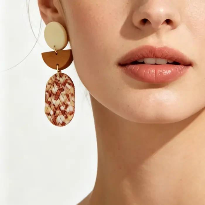 Boucles d'oreilles pendantes géométriques irrégulières en argile polymère terracotta avec texture marbrée