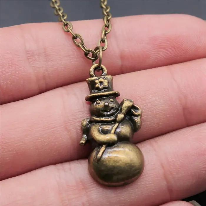 Collier du jour de noël sur le cou