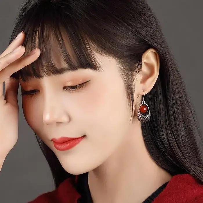 Boucles d'oreilles en placage d'argent serties de zirconium rouge style ethnique pour femmes occasions spéciales élégantes