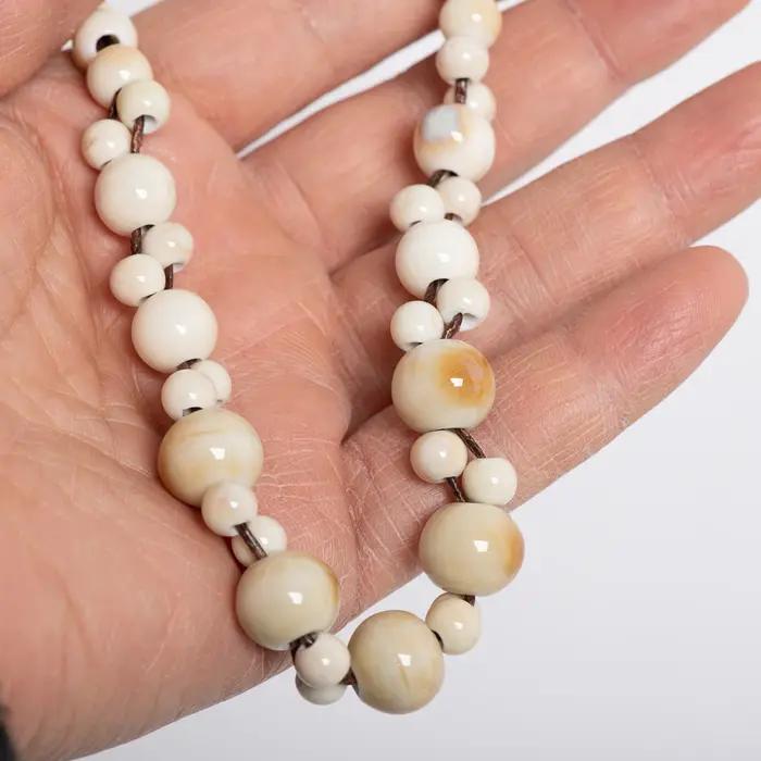 Collier en céramique d'ambre Boho blanc ajustable pour femmes bijou vintage lune artisanal occasions spéciales