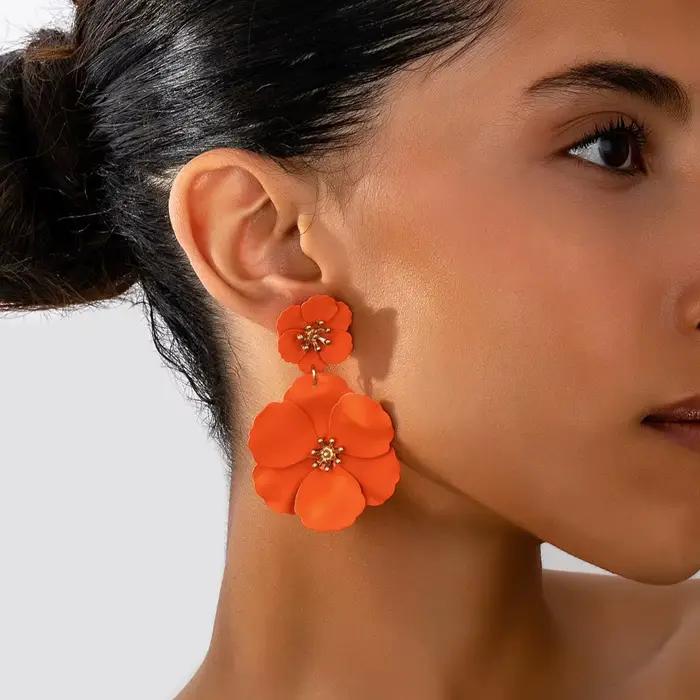 Nouvelles boucles d'oreilles pendantes pour femme, motif fleur fuchsia, pour mariée et occasions spéciales, plaqué or, avec grande fleur en spray blanc et fuchsia