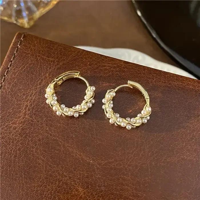 Boucles d'oreilles créoles rondes en fausses perles françaises élégantes à offrir pour femmes occasions spéciales