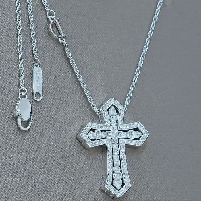 Collier pendentif croix épaisse avec croix entièrement sertie de zircons, style gothique, plaqué or
