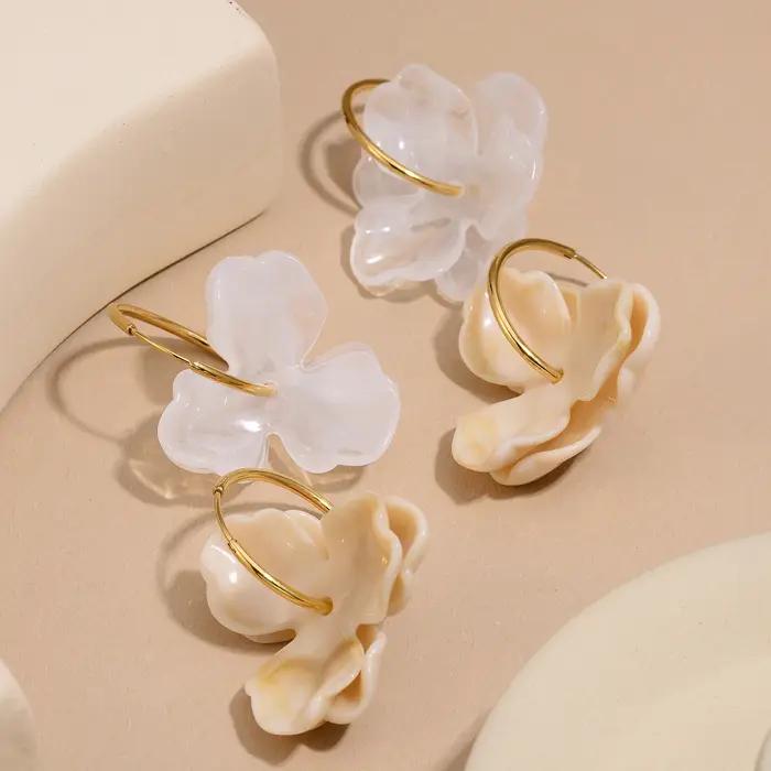 Boucles d'oreilles fleuries en acier inoxydable plaqué or pour femmes romantiques et mignonnes occasions spéciales et quotidienne