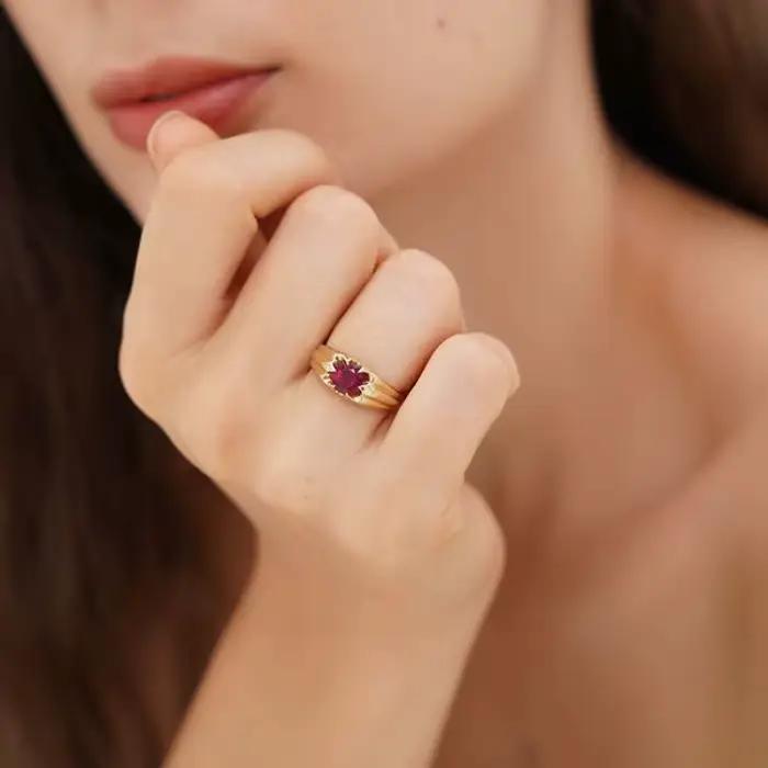 Bagues classiques en forme de fleur de pierres précieuses rouges pour femmes, breloques de luxe légères, exquises et à la mode, nouveauté bijoux de banquet