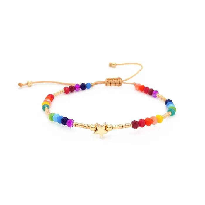 Bracelet en perles d'arc-en-ciel avec breloque cœur en cuivre plaqué or pour femmes occassions spéciales romantique et élégant