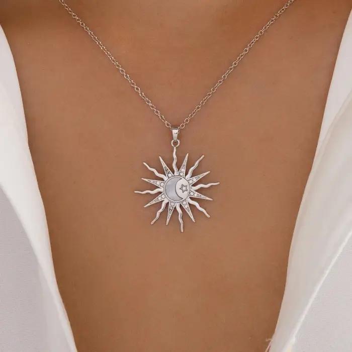 Collier avec pendentif trois en un en strass brillant