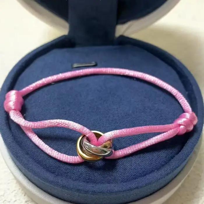 Bracelet de couple en argent 925 à trois anneaux et croix tricolore. Un cadeau de Noël avec couleurs