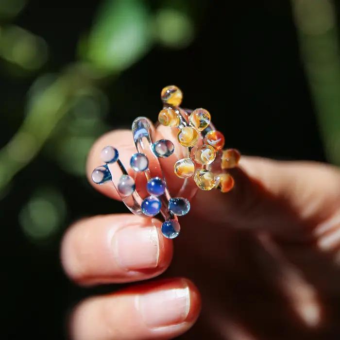 Bague en forme de goutte de rosée en verre arc-en-ciel
