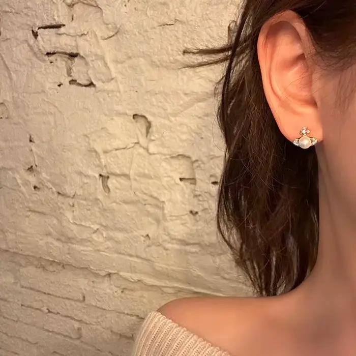 Boucles d'oreilles en forme de planète Saturne en argent sterling serties de perles et zircons blancs élégantes pour femmes occasions spéciales