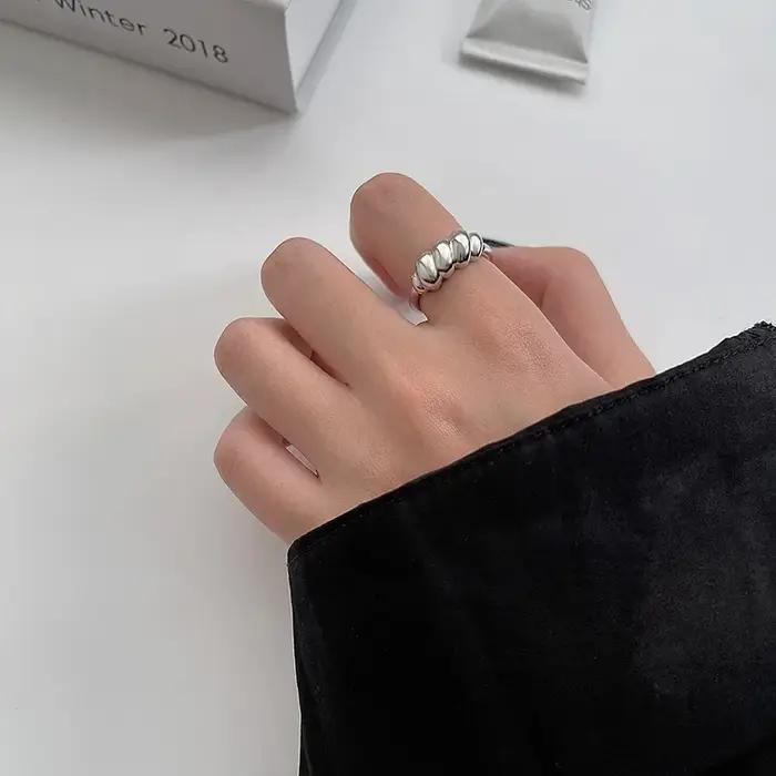 Bague ajustable torsadée à texture irrégulière couleur argent pour femme