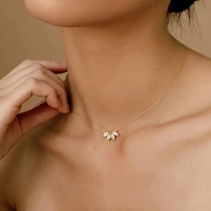 Collier élégant en acier inoxydable avec zircon œil de cheval chaîne de clavicule tendance cristal accessoire de mode pour femmes occasions spéciales