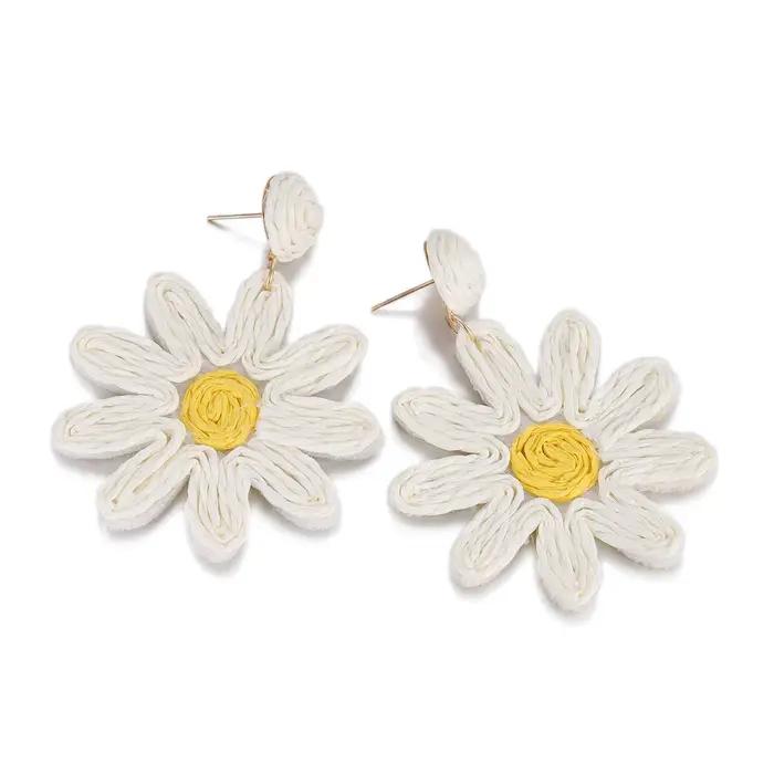 Boucles d'oreilles bohèmes faites à la main en raphia tressé avec fleurs pour femme