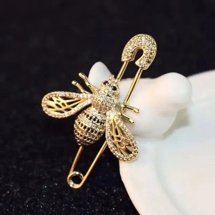 Broches de luxe en forme d'abeille pour femmes, couleur or, cristal brillant, creux, pour manteau, b