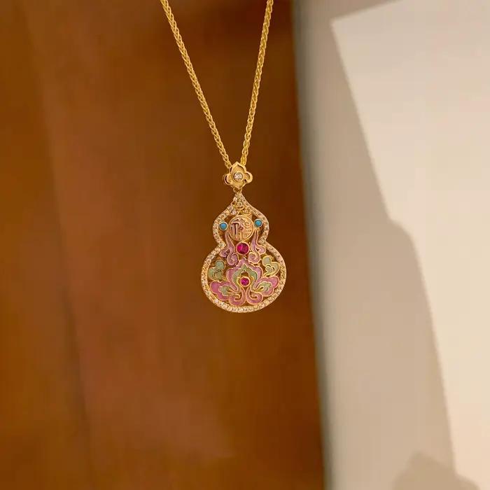 Collier en émail élégant pour femmes avec chaîne vintage et pendentif coloré pour occasions spéciales