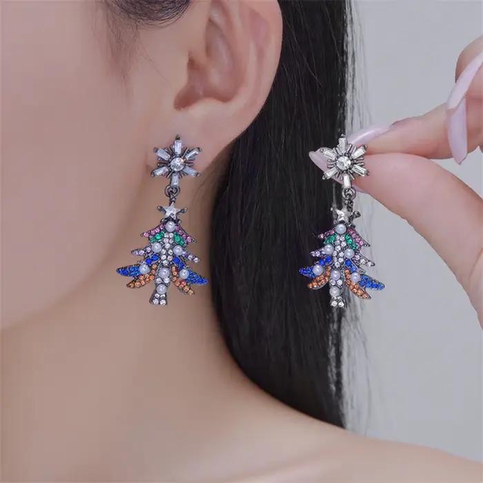 Bijoux de noël, boucles d'oreilles délicates en forme d'arbre