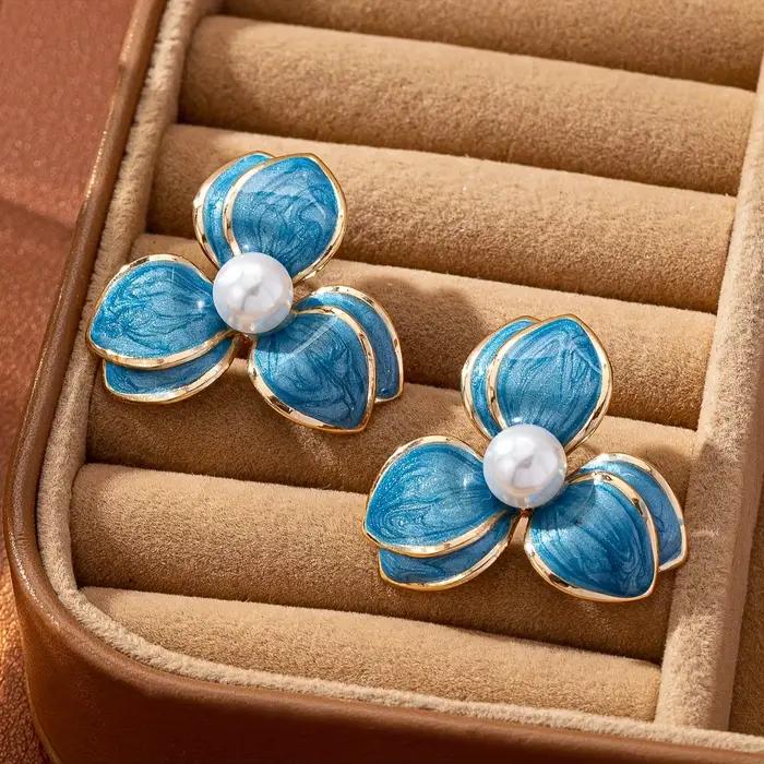 Une paire de boucles d'oreilles élégantes et décontractées de style Amazon transfrontalier avec un design floral en imitation perle à effet goutte d'huile pour femmes