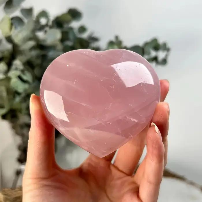 Une pierre de quartz rose en forme de coeur - Cristal rose de style bohème, coupe en forme de coeur, pierre naturelle, adaptée à la décoration intérieure.