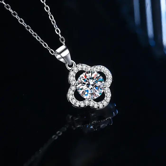 Collier en argent sterling S925 avec trèfle à quatre feuilles en moissanite