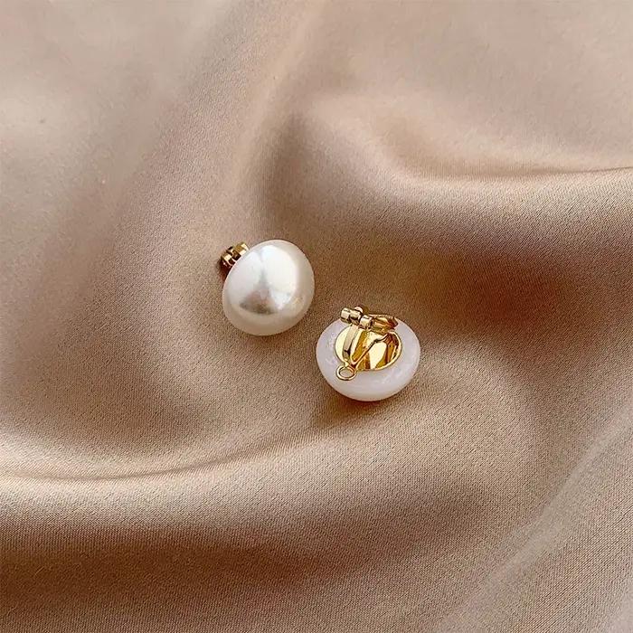 Boucles d'oreilles minimalistes blanches simples