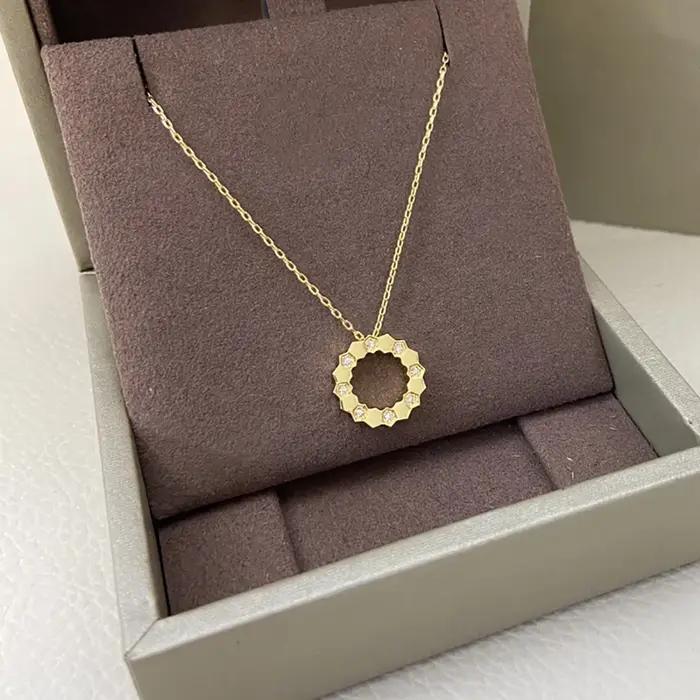 Collier en nid d'abeille incrusté de zircon blanc avec pendentif élégant pour femmes occasions spéciales
