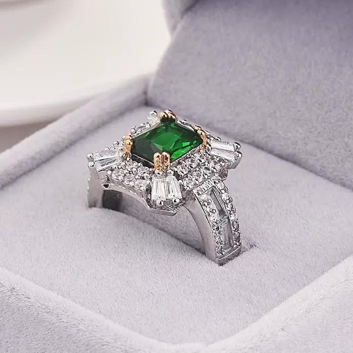 Bague de princesse carrée en émeraude et zircon de style luxueux