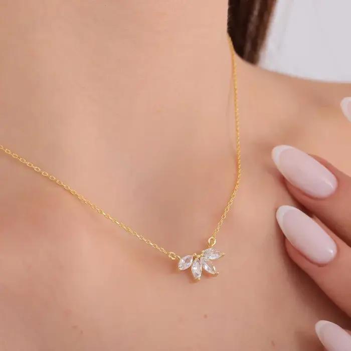 Collier élégant en acier inoxydable avec zircon œil de cheval chaîne de clavicule tendance cristal accessoire de mode pour femmes occasions spéciales