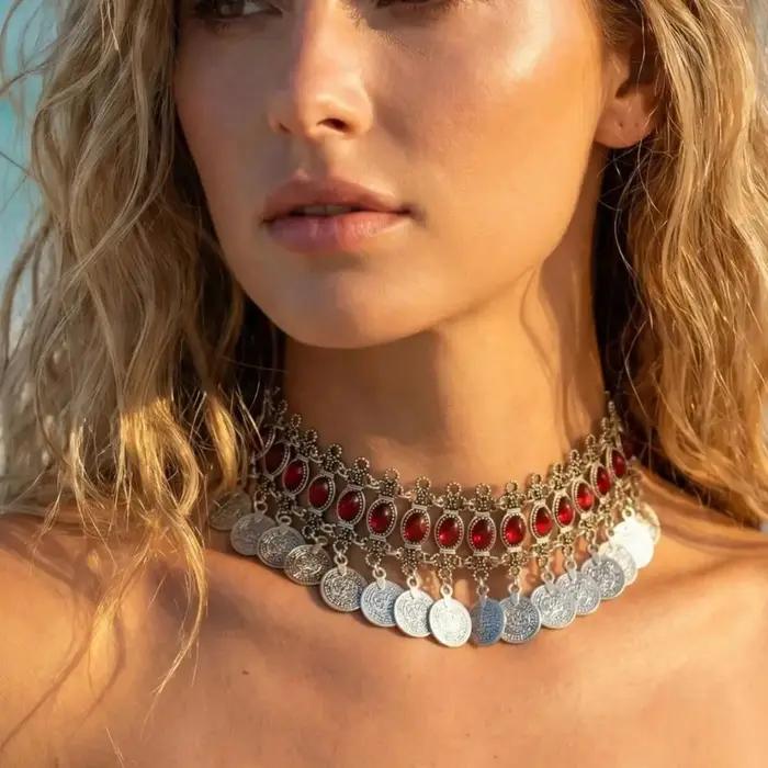 Collier ethnique bohème avec pendentif pièce de monnaie en alliage couleur argent antique et pierres en résine rouge